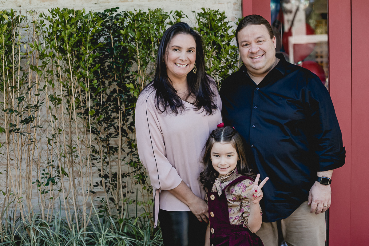 retrato em familia na frente do buffet mi casa espaço infantil