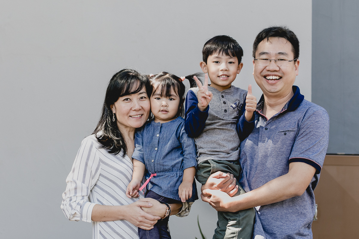 retrato em familia na frente do buffet miniland tree em pinheiros sao paulo sp