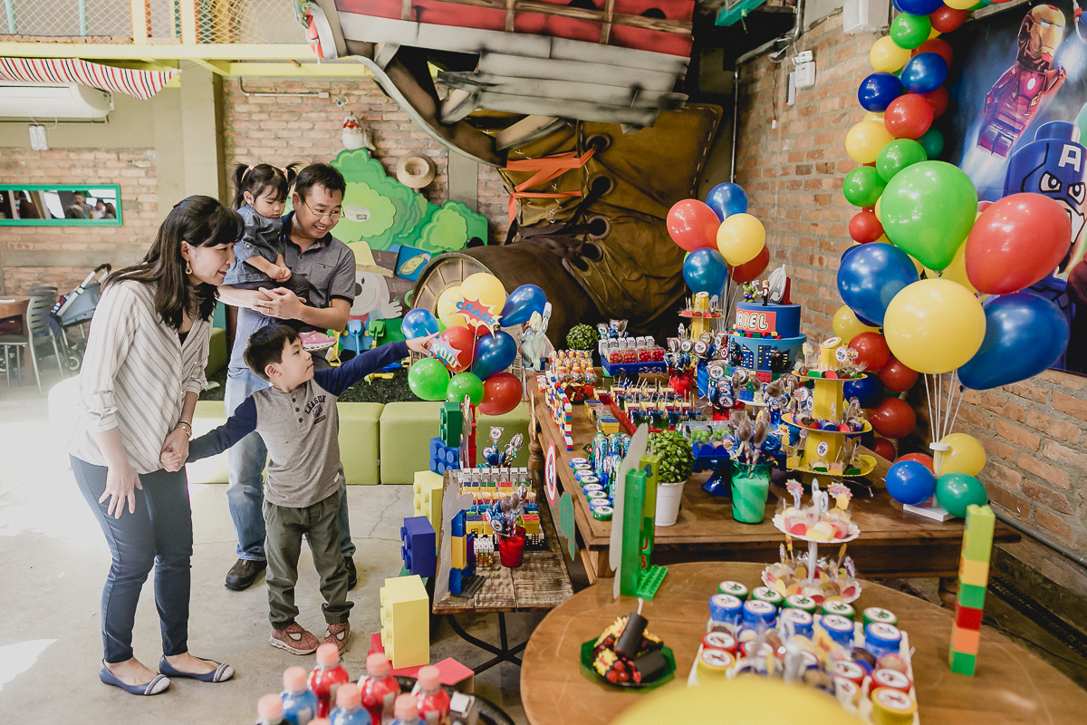 olhando a mesa do bolo pronta com o tema vingadores