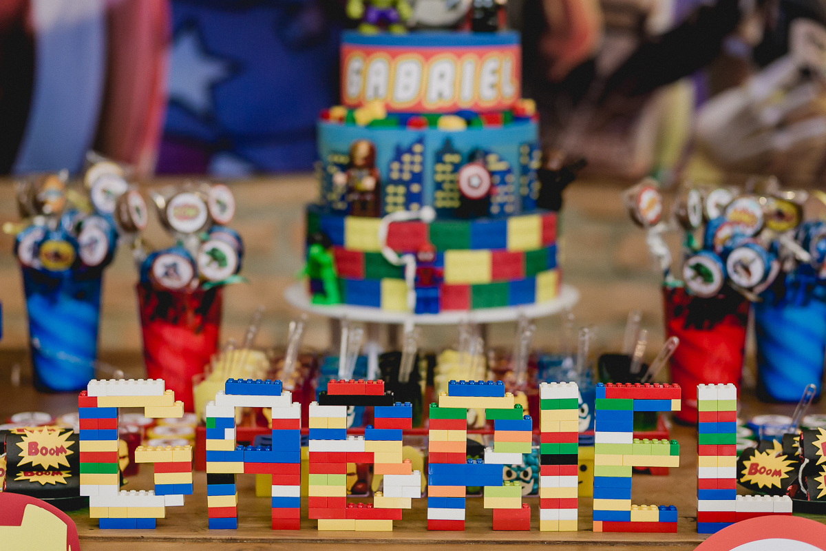 detalhes da mesa de aniversario com o tema vingadores