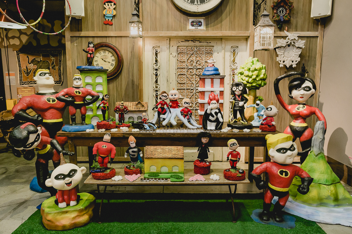 interior do buffet miniland e mesa com o tema os incriveis
