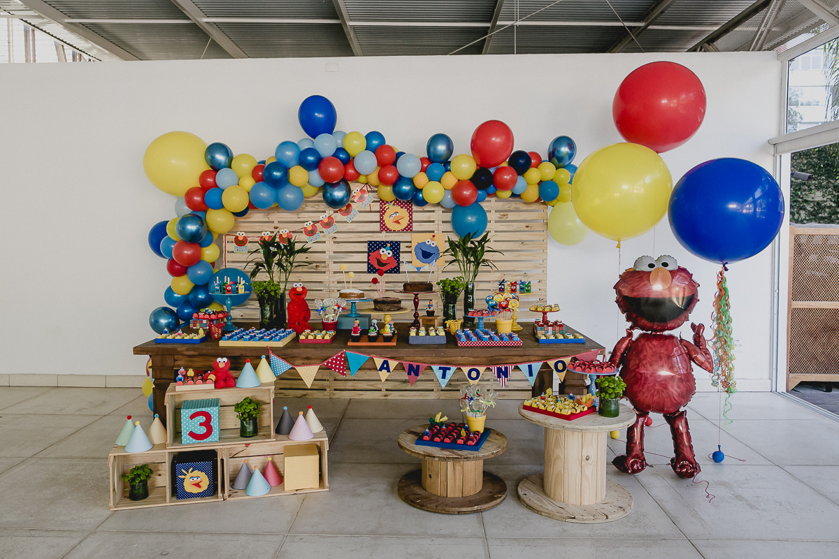 detalhes da mesa do bolo com o tema vila sesamo feita pela mini mimo festas