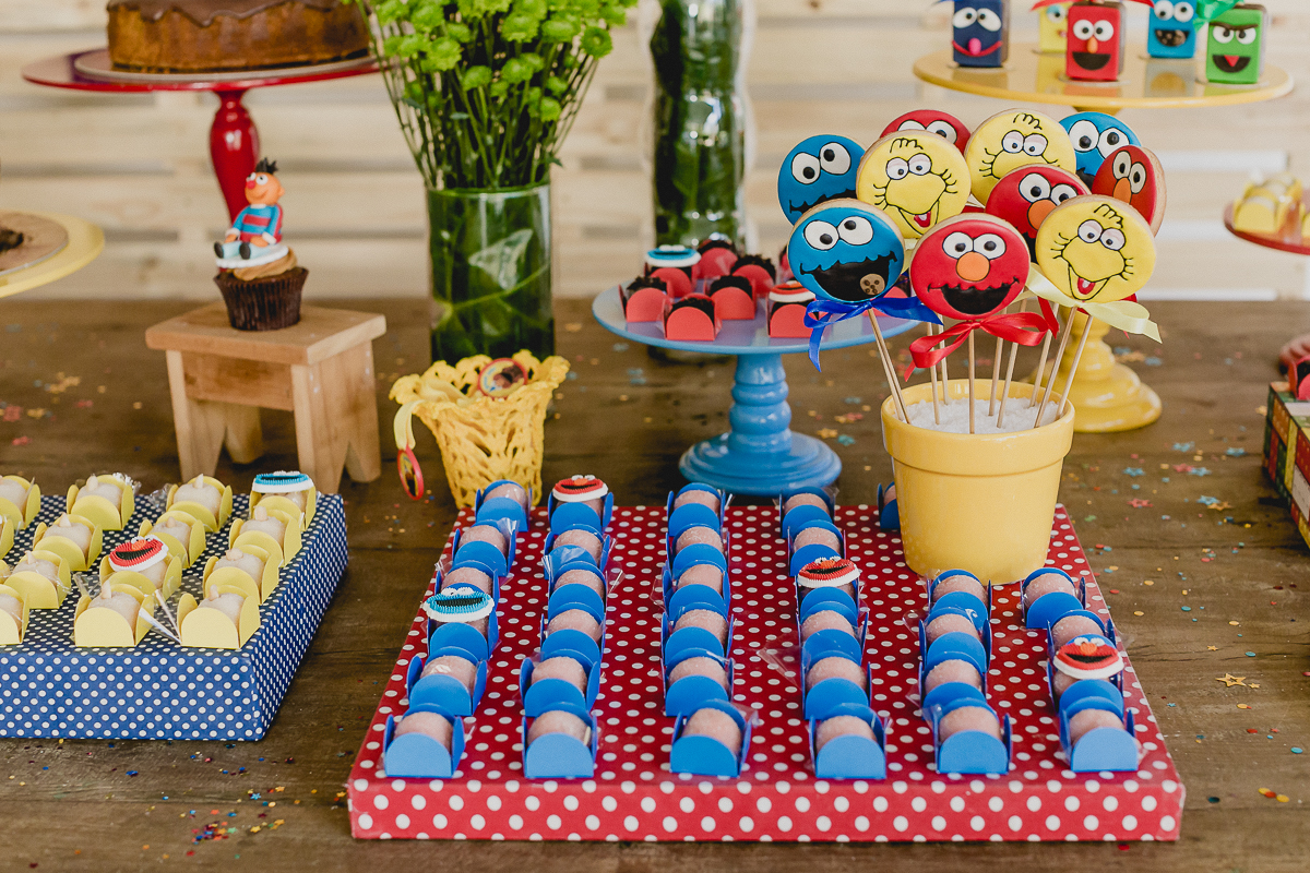 detalhes da mesa do bolo com o tema vila sesamo feita pela mini mimo festas