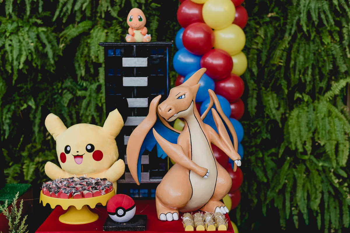detalhes da mesa do bolo com o tema pokemon