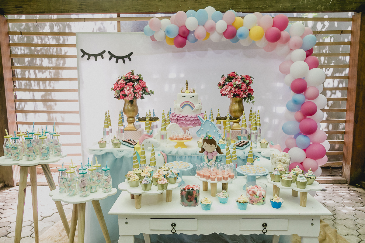 detalhes da mesa do bolo com o tema unicornios