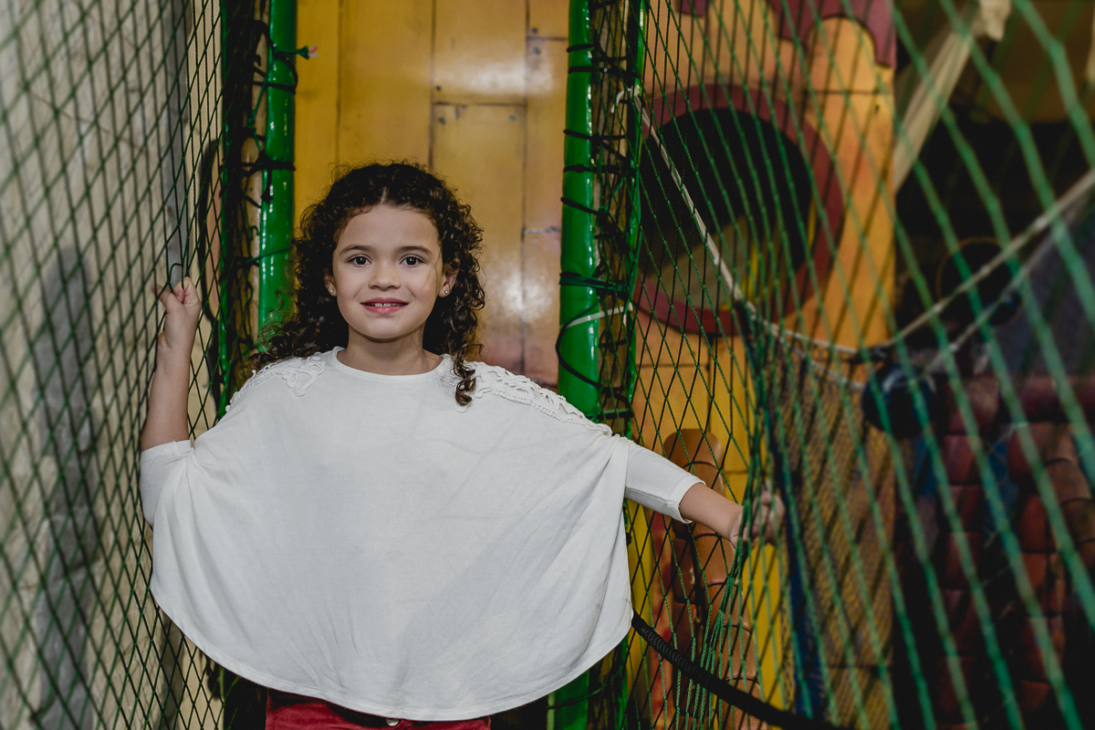 Criança brincando na ponte no Buffet Miniland - Tatuapé - SP