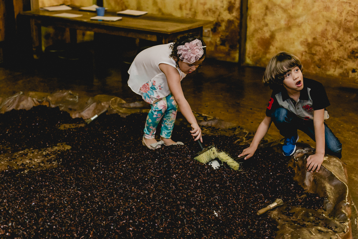 Encontrando esqueleto de dinossauro no Buffet Miniland - Tatuapé - SP