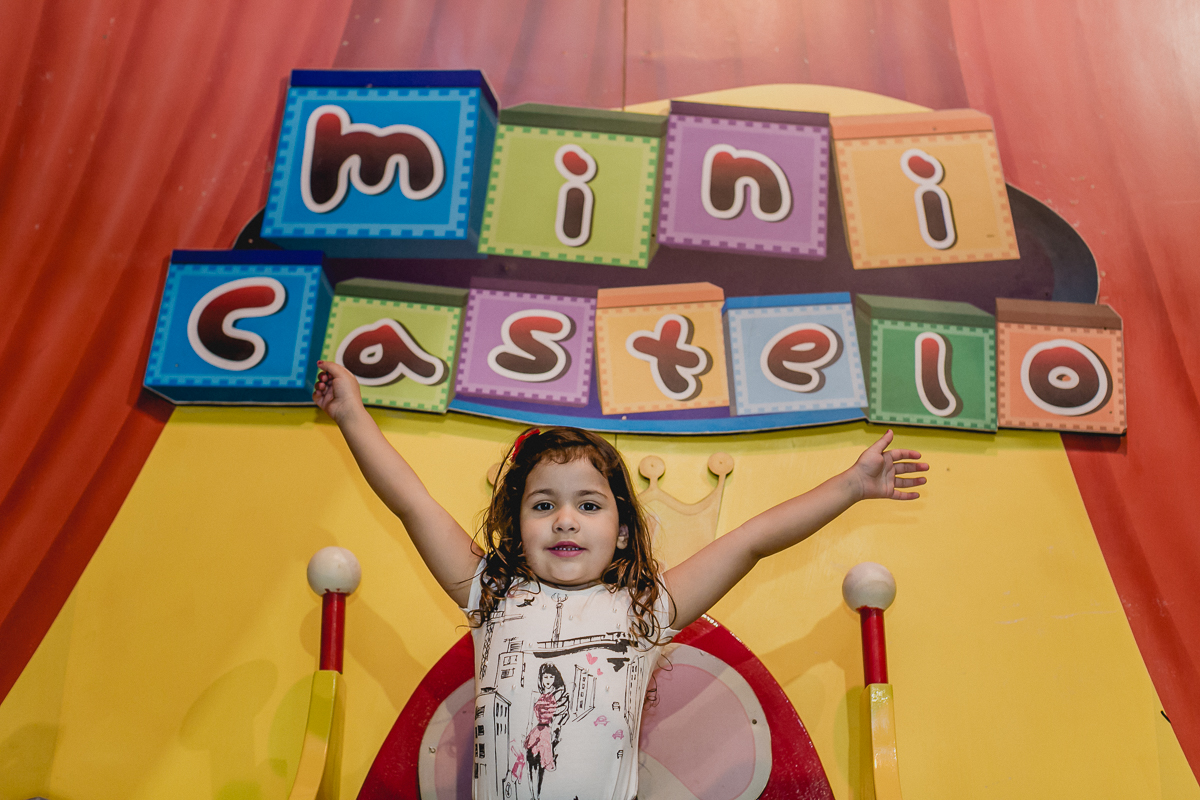 Sentando no trono do Buffet Miniland - Tatuapé - SP