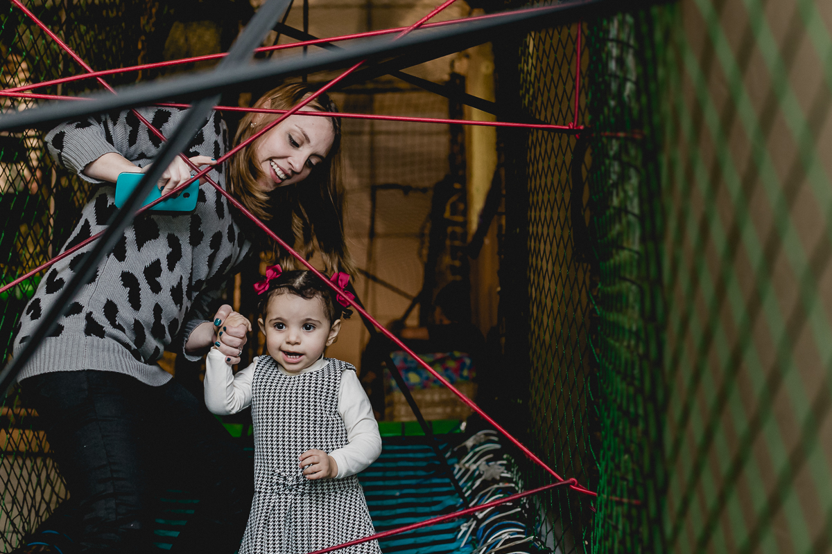 Atravessando a ponte com a titia no Buffet Miniland - Tatuapé - SP