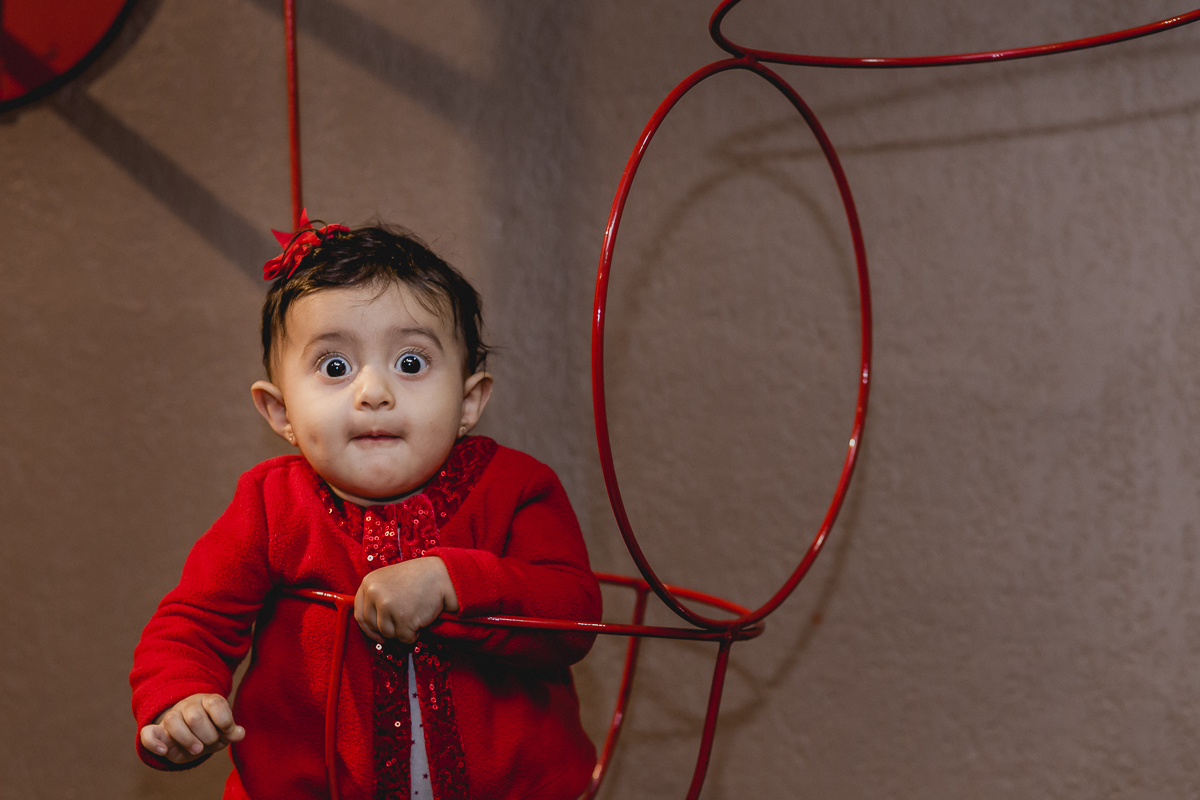 Criança encaixada no brinquedo com olhos arregalados no Buffet Miniland - Tatuapé - SP