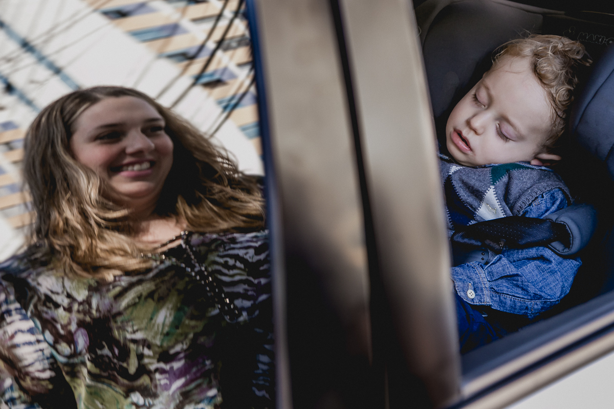 Mamae olhando o filho na chegada da festa no Buffet Happy Club - Moema - SP