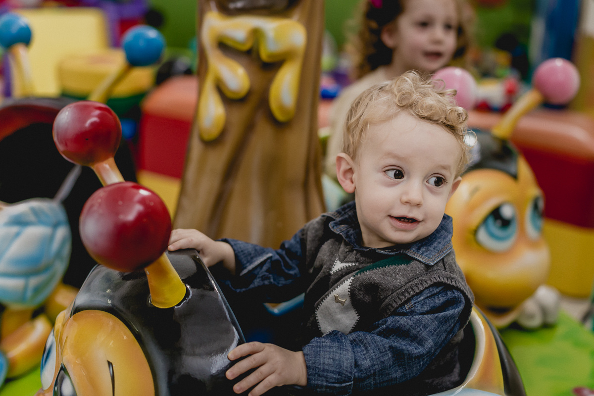 Miguel brincando no carrosel no Buffet Happy Club - Moema - SP