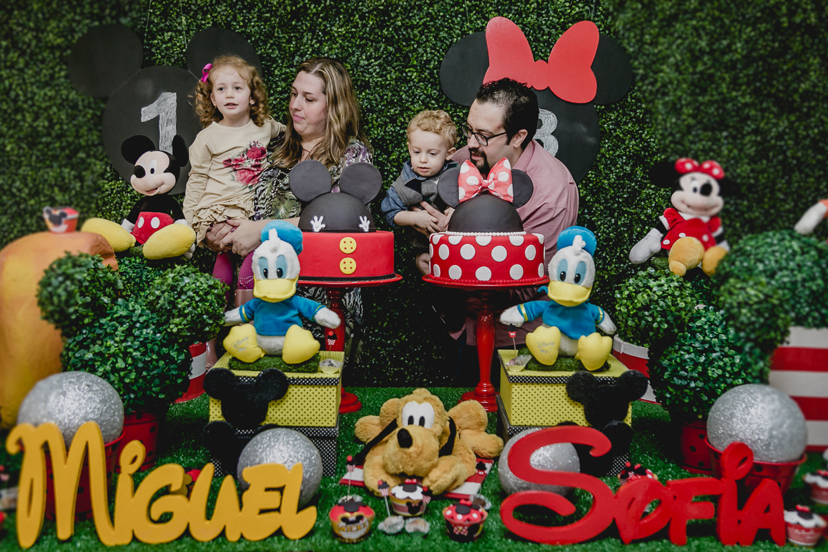 foto na frente da mesa do bolo no Buffet Happy Club - Moema - SP