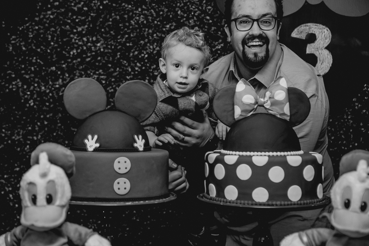 Papai e filho na frente da mesa do bolo no Buffet Happy Club - Moema - SP