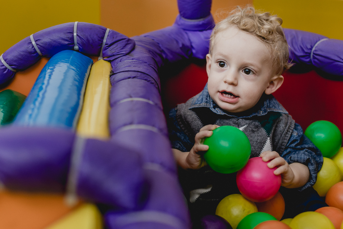 Brincando na piscina de bolinhas no Buffet Happy Club - Moema - SP