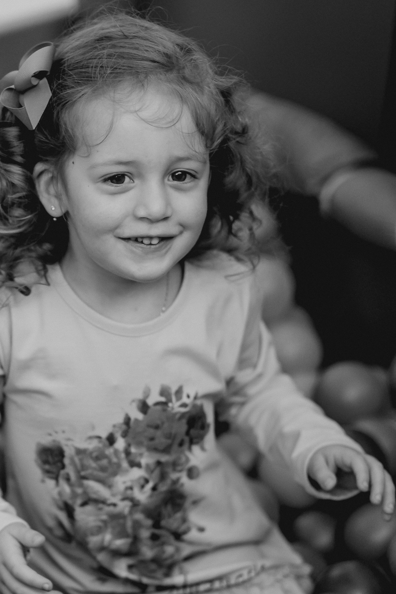 Sofia na piscina de bolinhas no Buffet Happy Club - Moema - SP