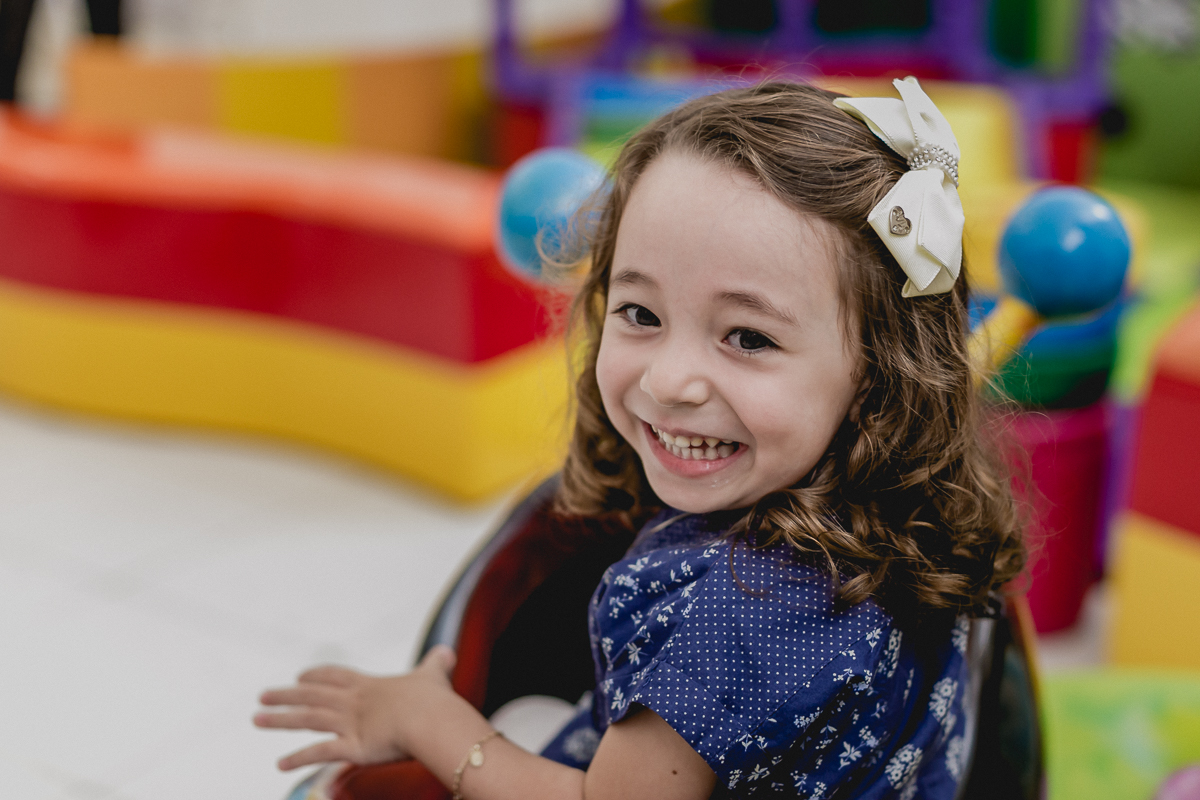 amiguinha brincando no carrosel do Buffet Happy Club - Moema - SP