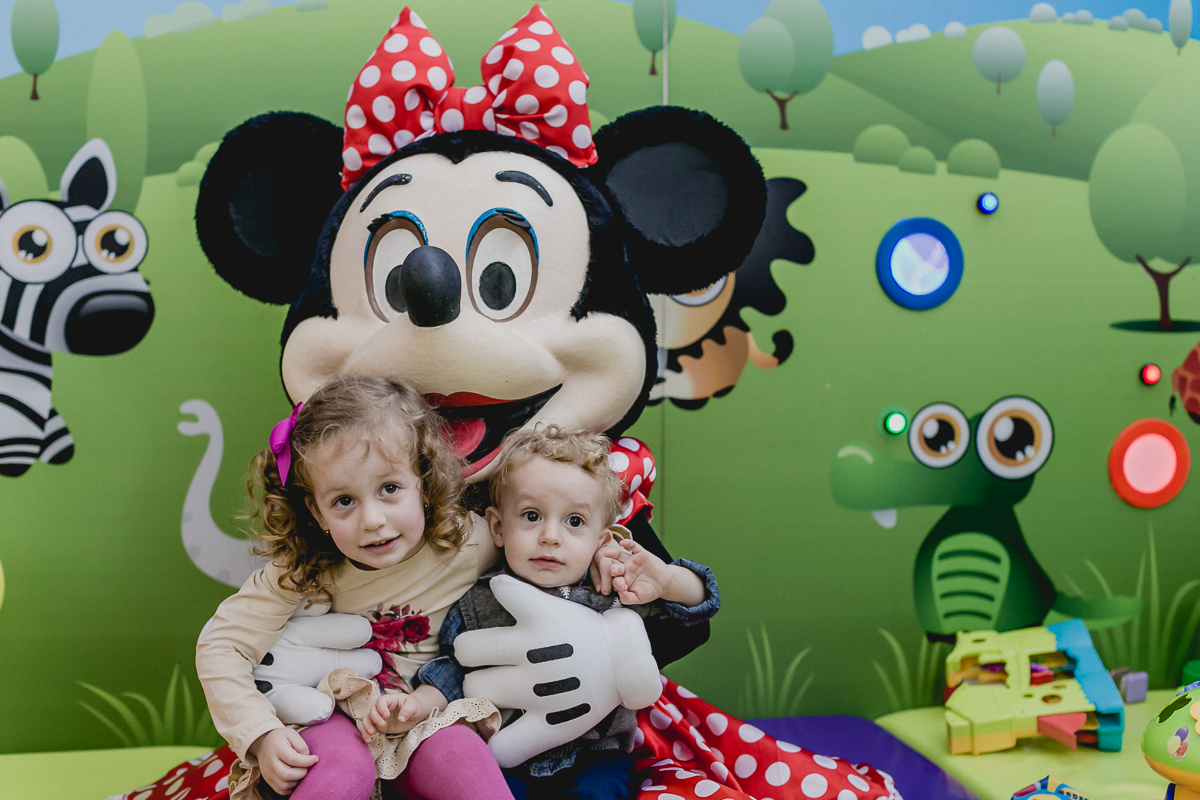 sofia e miguel abraacados com a minnie no Buffet Happy Club - Moema - SP