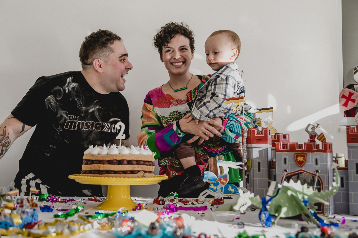 assoprando a velinha na festa do francisco