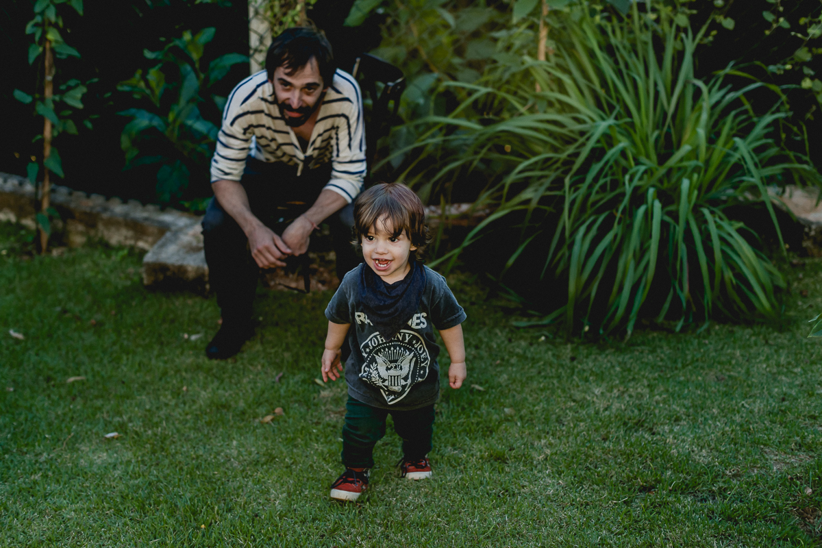 dando muita risada com o papai e se divertindo na festa