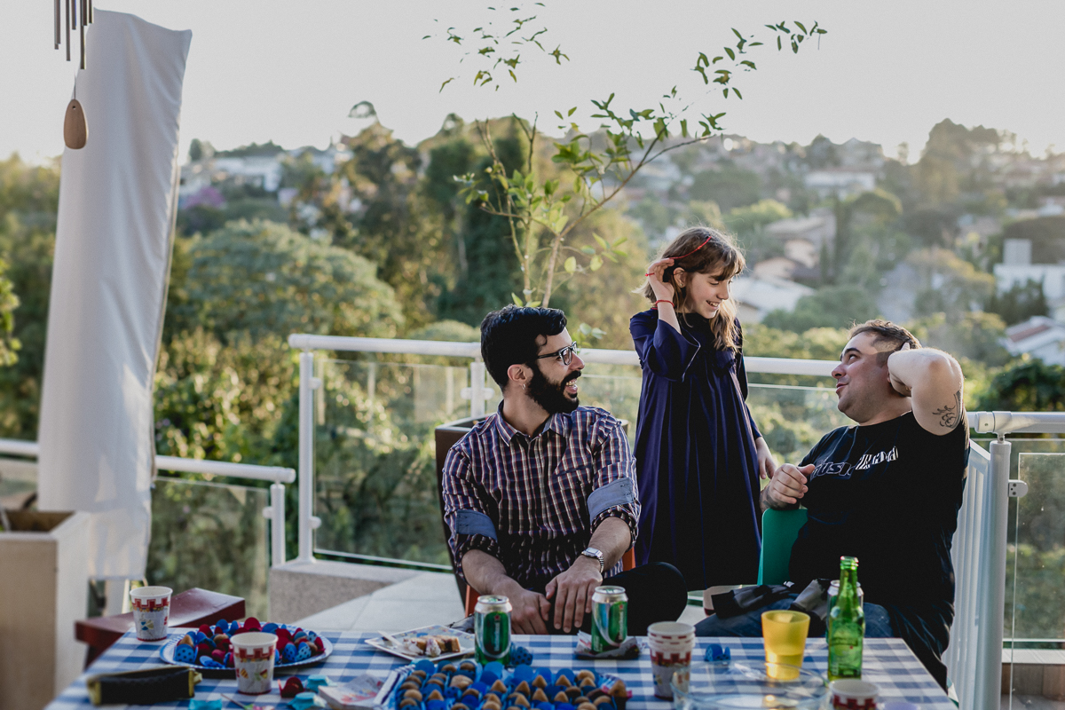 Papai, irmã e padrinho conversando no final da festa no Residencial Euroville - Carapicuiba - SP