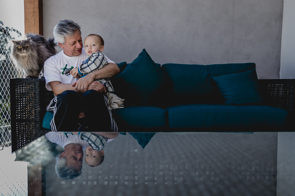 Gatinho peludo, vovo e francisco juntos brincando antes da festa no Residencial Euroville - Carapicuiba - SP