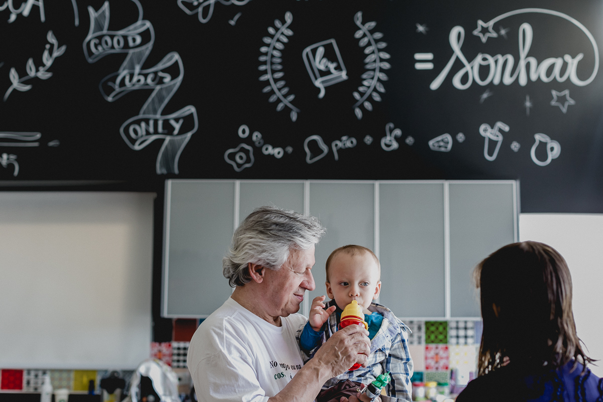 Vovo dando mamadeira para o francisco