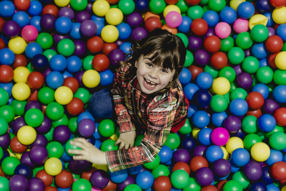 Alice brincando com a bolinha na piscina de bolinhas do Espaço Diversão e Arte - Zona Norte - SP