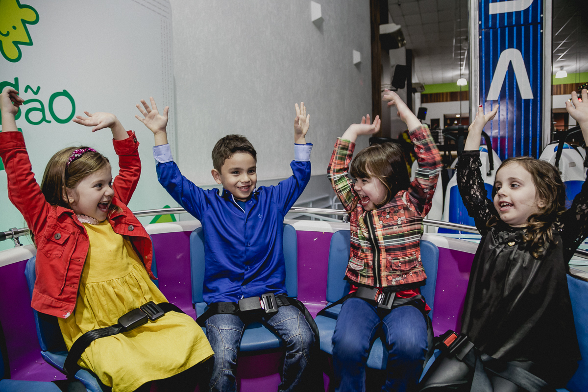 Samuel e amigas bricando no labamba do Espaço Diversão e Arte - Zona Norte - SP