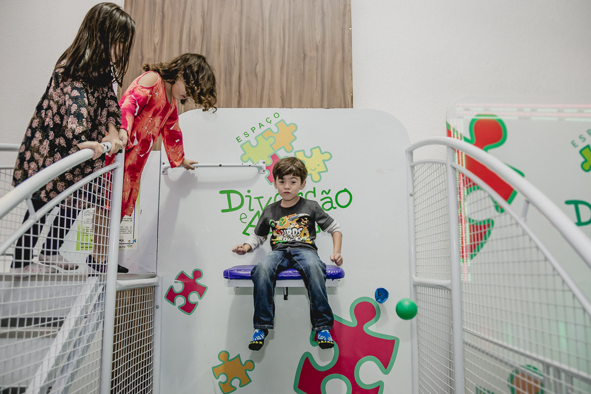 Theo caindo na piscina de bolinhas do Espaço Diversão e Arte - Zona Norte - SP