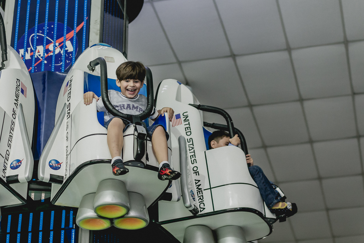 Amiguinho bricando na torre do Espaço Diversão e Arte - Zona Norte - SP