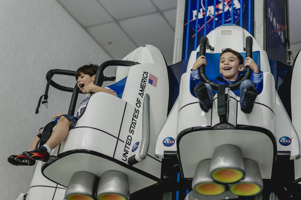Sammuel e amigos bricando na torre do Espaço Diversão e Arte - Zona Norte - SP