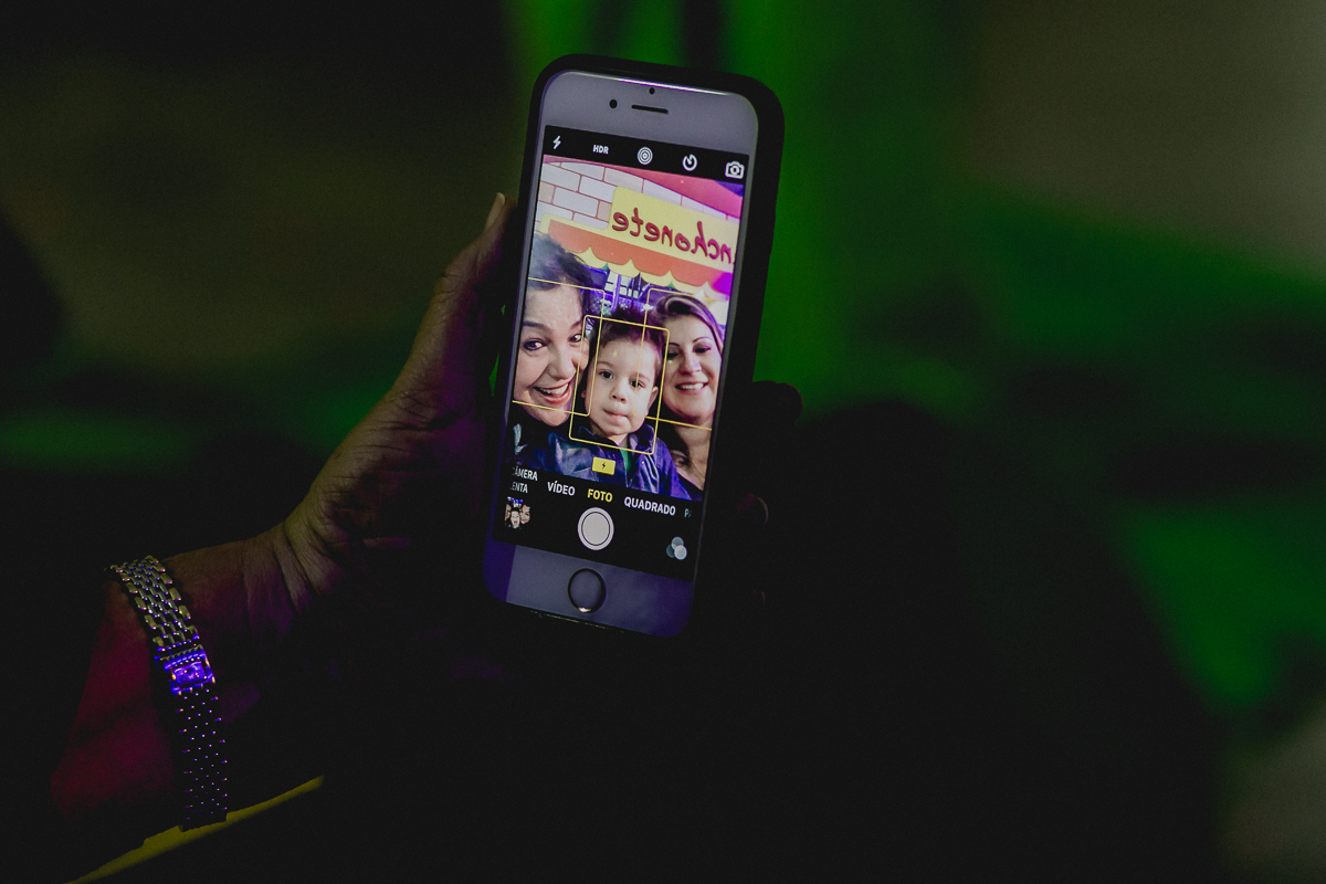 Foto do celular da mamãe do Samuel, irmão e amiga