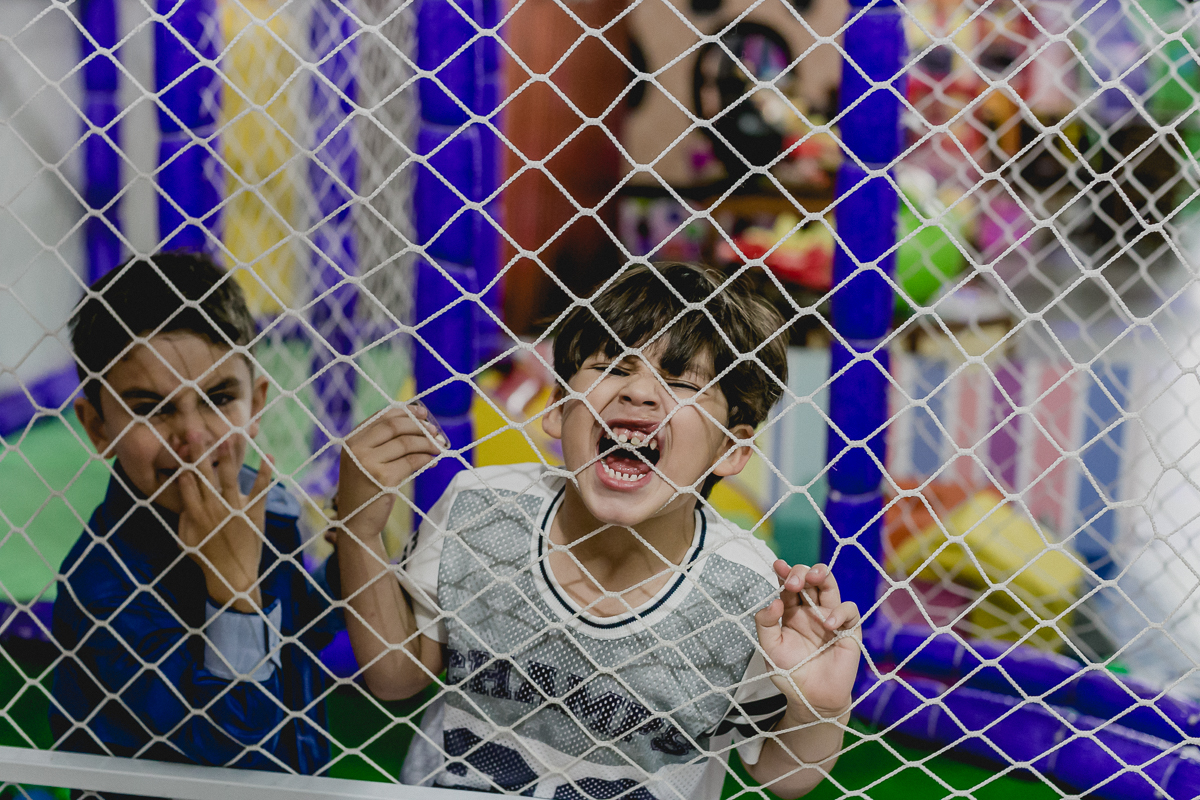 Samuel e amigo comendo a telinha do Espaço Diversão e Arte - Zona Norte - SP