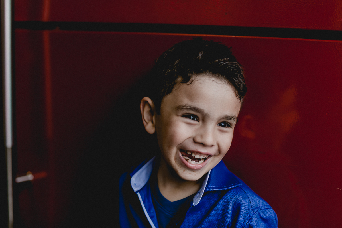 Samuel sorrindo na porta do Espaço Diversão e Arte - Zona Norte - SP