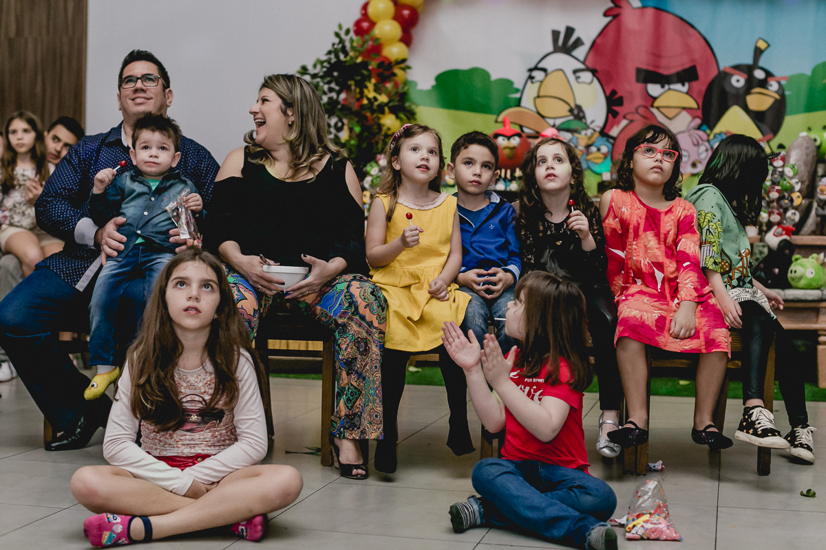 Familia toda assistindo a retrospectiva do Samuel no Espaço Diversão e Arte - Zona Norte - SP