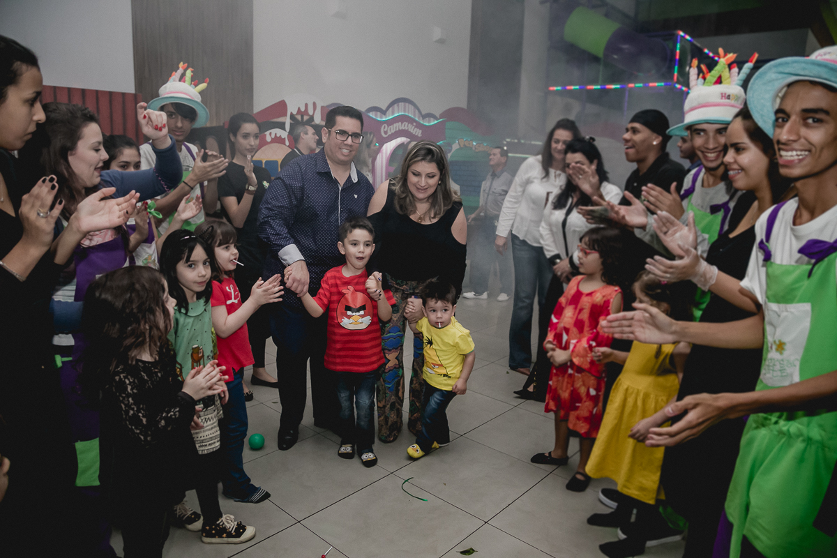 Chegando para cantar o parabens no Espaço Diversão e Arte - Zona Norte - SP