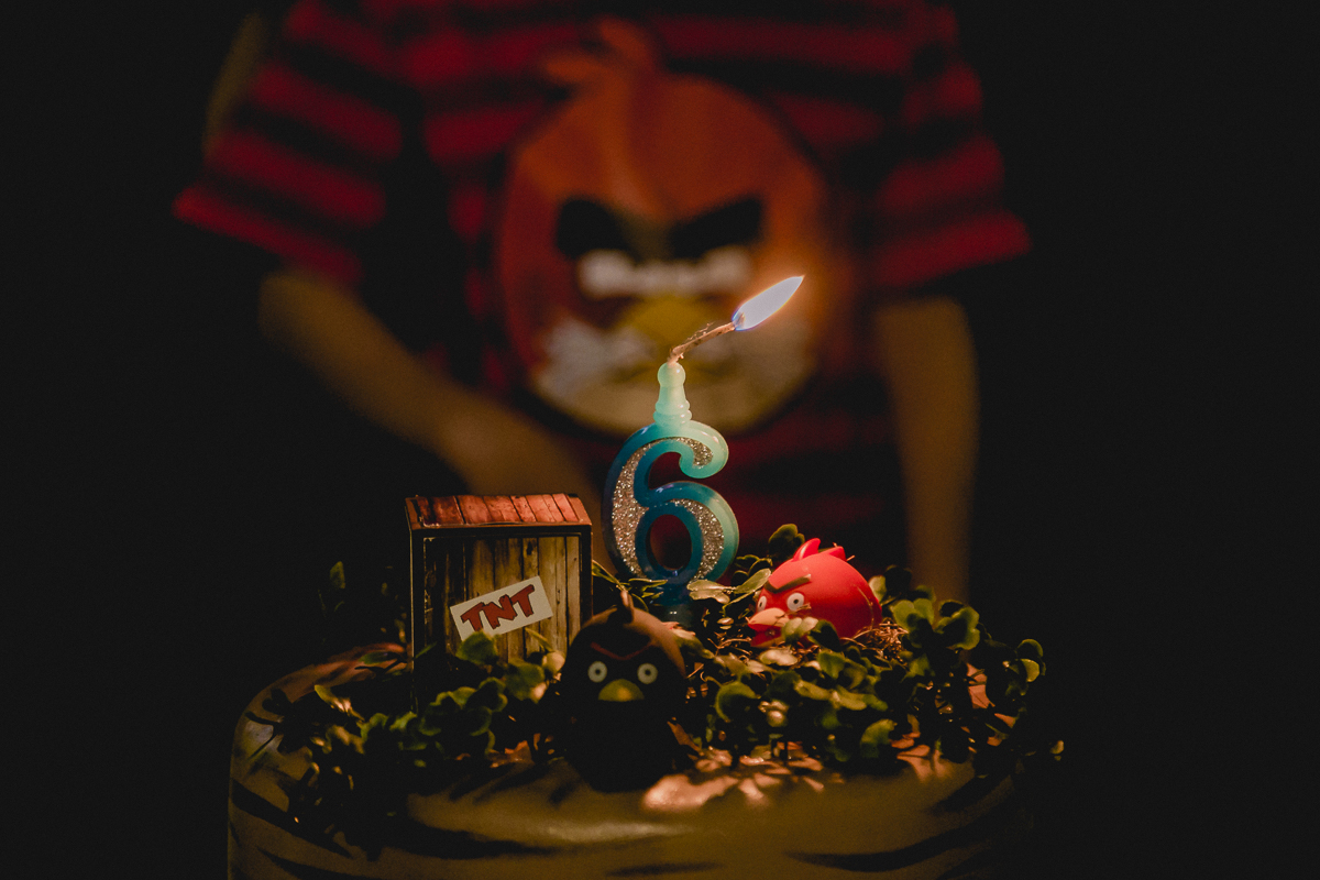 Acendendo a velinha na hora do parabens do Samuel no Espaço Diversão e Arte - Zona Norte - SP