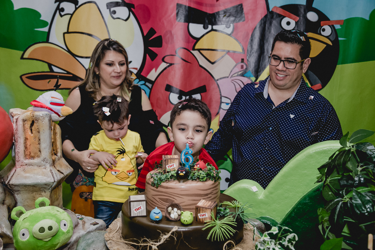 Assoprando a vela na hora do parabens no Espaço Diversão e Arte - Zona Norte - SP