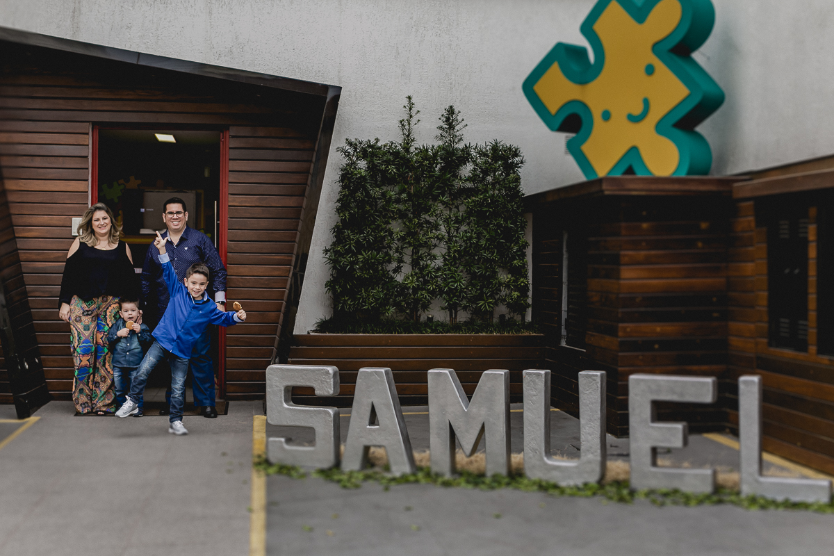Samuel e familia na fachada do no Espaço Diversão e Arte - Zona Norte - SP