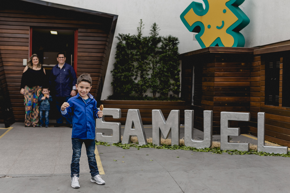 Samuel e Familia na fachada do no Espaço Diversão e Arte - Zona Norte - SP