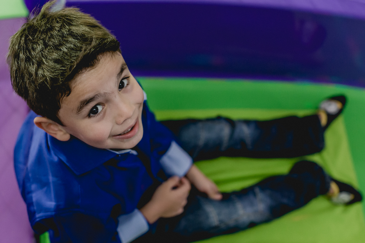 Samuel descendo o escorregador do Espaço Diversão e Arte - Zona Norte - SP