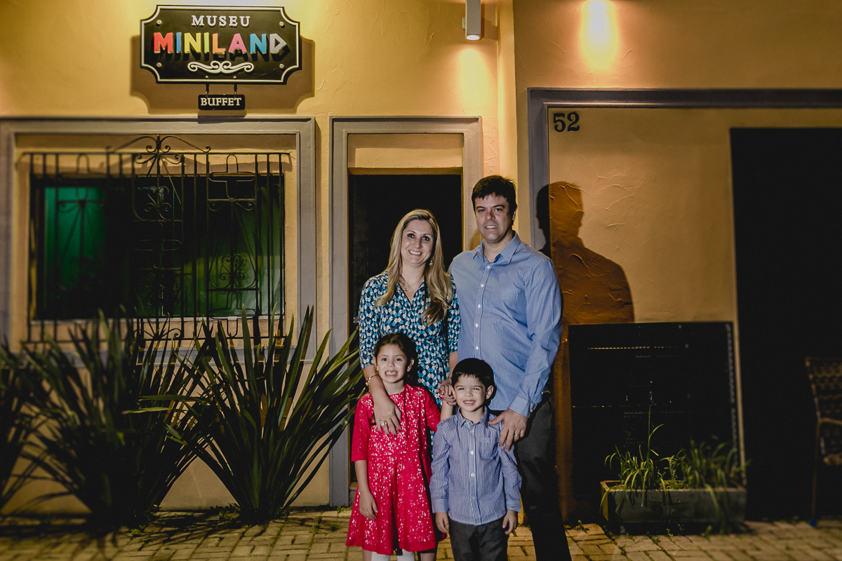 Familia na fachada do Buffet MIniland