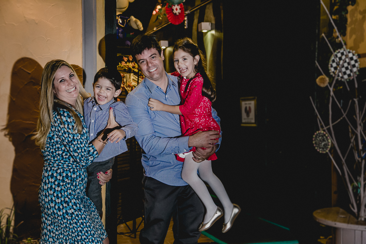 Familia se divertindo na fachada do Buffet MIniland