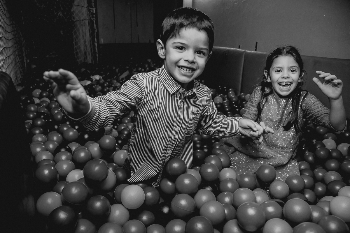 Bruna e ANdre brincando nas bolinhas