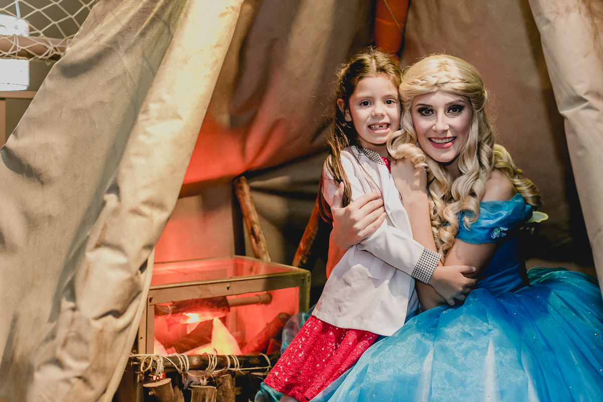 Bruna abracando a princesa na toca do indio