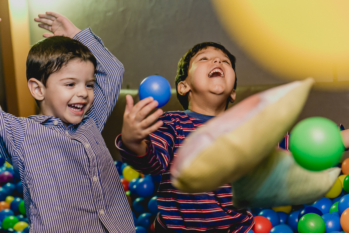 Andre e amiguinho brincando nas bolinhas