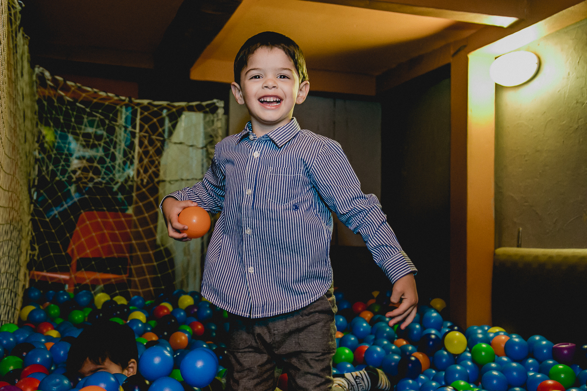 Andre e amigos brincando na piscina de bolinhas