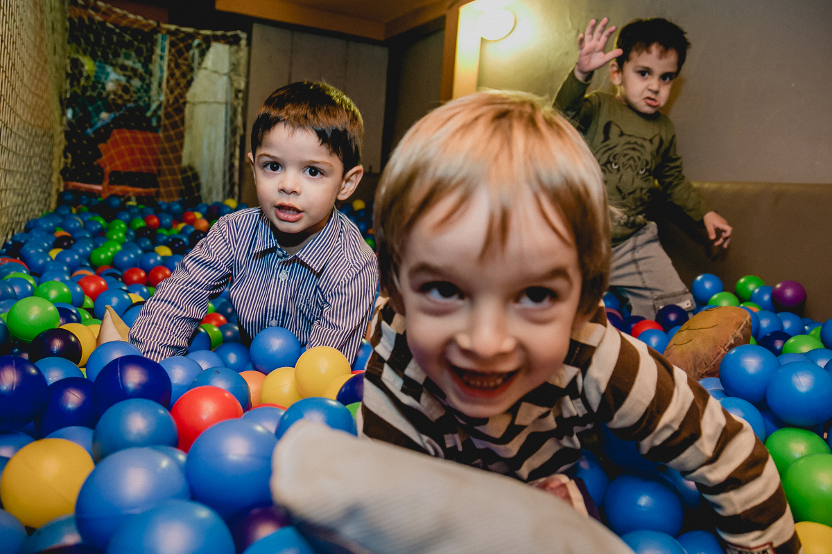 Andre e amigos brincando na piscina de bolinhas