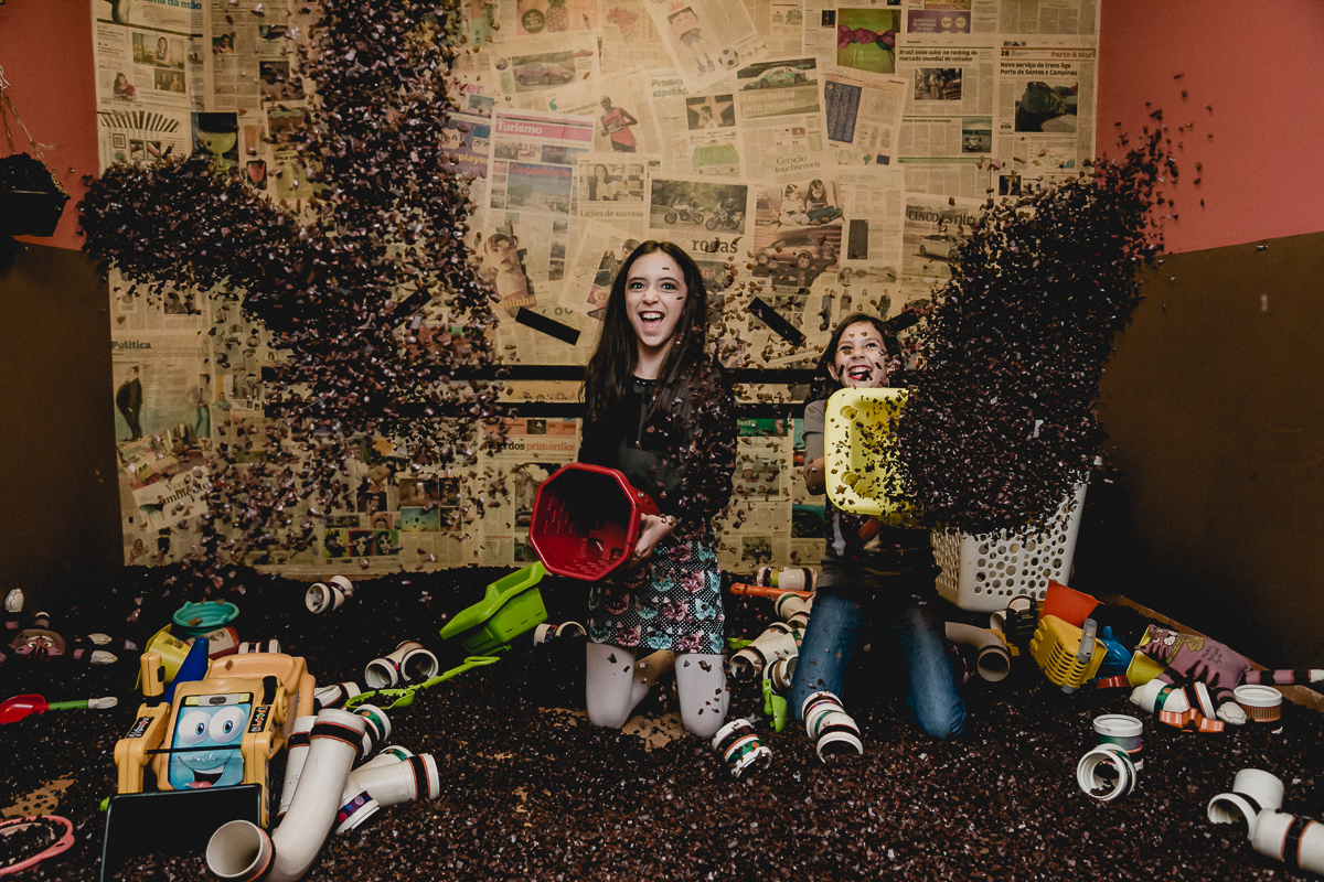 Jogando a serragem para cima com a amiguinha